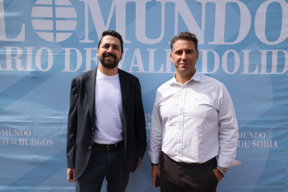 Raúl González y Martín Martín, de Getronics, en la caseta de Ferias de EL MUNDO./ PHOTOGENIC