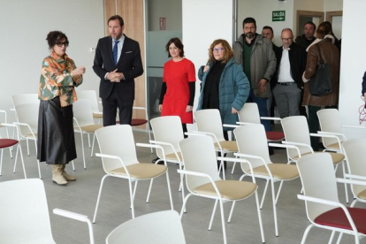 Imagen de archivo de la inauguración del centro de mayores de Parquesol con Óscar Puente y otros representantes de la anterior legislatura. -J.M. LOSTAU