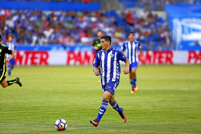 Cristian Espinoza conduce el balón durante el Alavés-Sporting de esta temporada.-LA LIGA