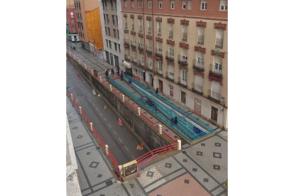 Un coche se confunde y circula por la acera en el túnel de Labradores. E.M.