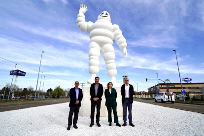 El muñeco 'Bibendum' de Michelin se instala en los aledaños de la fábrica en Valladolid. -AYUNTAMIENTOVLL