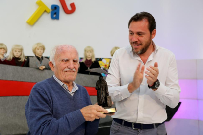 El crítico cultural Fernando Herrero recibe de manos del alcalde de Valladolid, Óscar Puente, el premio homenaje del XVIII Festival Internacional de Teatro y Artes de Calle de Valladolid, TAC 2017-ICAL