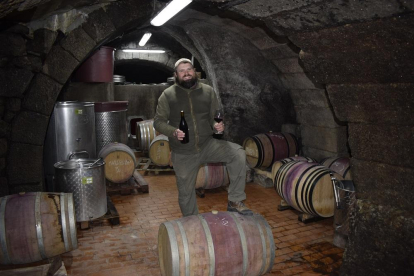 Thyge Benned, ‘Chus’ el danés, en el interior de la bodega subterránea donde hasta ahora elabora su vinos en el casco histórico de Fermoselle acogidos a la DO Arribes.-