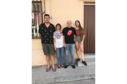 Raquel, que tiene un corazón trasplantado, junto a su marido Ángel y sus hijos Alberto y Ainhoa.-EL MUNDO
