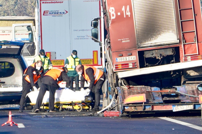 Retirada de uno de los cuerpos de los tres camioneros fallecidos en el accidente de Tordesillas. ICAL