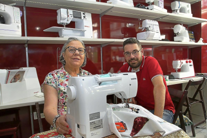 Dioni Serna y su hijo Gerardo Melero, junto a algunas de las máquinas de coser que venden desde Palencia.-M. BRÁGIMO