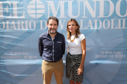 José Manuel Laustalet y Elisa Gato, de Vodafone, en la caseta de Ferias de EL MUNDO./ PHOTOGENIC