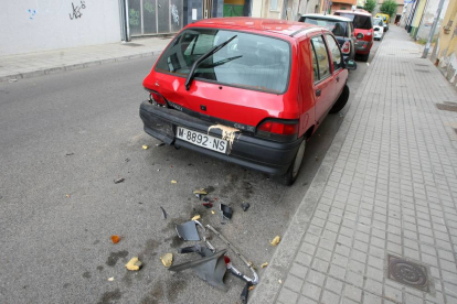 Uno de los ocho vehículos afectados por un conductor que conducía bajo los efectos del alcohol durante la pasada madrugada en Ponferrada.-ICAL