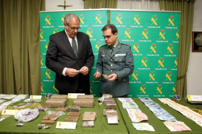 El subdelegado de Gobierno, Antonio Bermejo, junto al teniente coronel Javier Peña, muestran la mercancía incautada en la operación 'Sinobas'-Ical