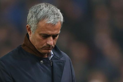 José Mourinho, cabizbajo tras la eliminación del Chelsea por el Stoke en la Copa de la Liga de Inglaterra.-REUTERS / ALEX MORTON