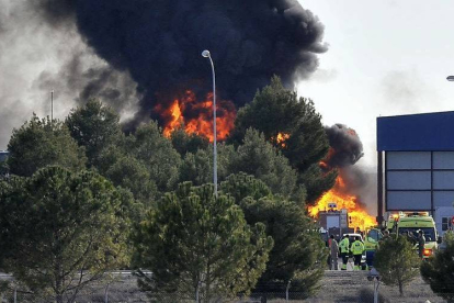 El incendio causado por el siniestro, en la base militar de Los Llanos.-Foto: EFE / MANU