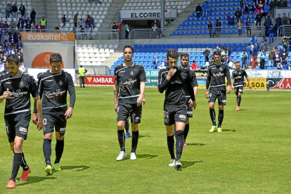 Los jugadores del Valladolid se retiran con gesto serio al vestuario tras la derrota sufrida ante el Alavés, ayer, en Mendizorroza.-ARABA PRESS