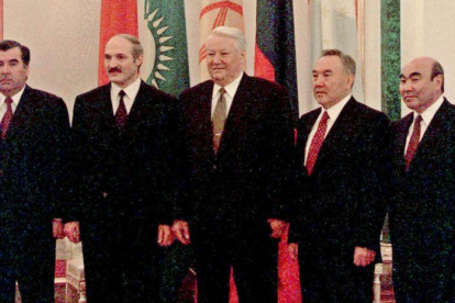 De izquierda a derecha, los presidentes de Tayikistán (Immomaly Rakhmonov), Bielorrusia (Alexander Lukashenko), Rusia (Borís Yeltsin), Kazajistán (Nursultan Nazarbayev) y Kirguizistán (Askar Akayev), en el Kremlin, el 26 de octubre de 1999.-AP / ITAR-TASS