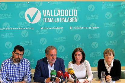 Alberto Bustos, Manuel Saravia, María Sánchez y Rosalba Fonteriz, en la rueda de prensa dada en el Ayuntamiento.-E. M.