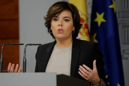 La vicepresidenta del Gobierno, Soraya Sáenz de Santamaría, en rueda de prensa.-JUAN MANUEL PRATS