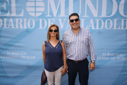 Sofía López y Javier Ruiz, de Automóviles Aysan, en la caseta de Ferias de EL MUNDO./ PHOTOGENIC