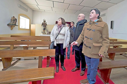 Natividad Casares, Jesús Julio Carnero y José Ramón Fernández ayer, durante la visita a Pedrosa del Rey.-EL MUNDO