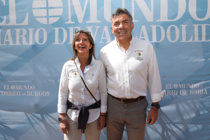 María Morán y Manuel García, directivos del Club de rugby El Salvador, en la caseta de Ferias de EL MUNDO./ PHOTOGENIC