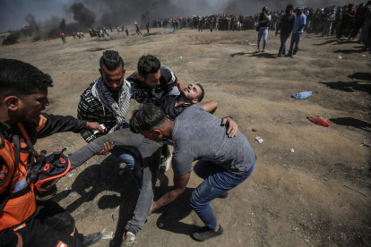 Manifestantes palestinos heridos cuando protestaban cerca de la frontera con Israel, el pasado lunes 14 de mayo, en el este de Gaza-/ MOHAMMED SABER (EFE)