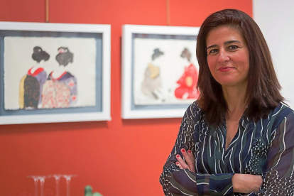 Teresa Pérez Baró junto a dos de sus obras expuestas en la galería Rafael.-MIGUEL ÁNGEL SANTOS/PHOTOGENIC