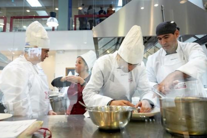 Participantes en el proyecto Plas Plas de la Federación de Asociaciones de Personas Sordas de Castilla y León para formarlos en la Escuela Internacional de Cocina de Valladolid durante la elaboración de la prueba final.-ICAL