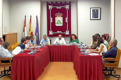 Corporación municipal de Tordesillas en una sesión celebrada en el salón de Plenos del Ayuntamiento.-EL MUNDO