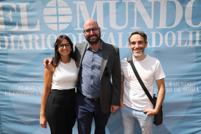 Carolina Díez, Román Cid y Carlos Nieto, de Edigrup, en la caseta de Ferias de EL MUNDO./ PHOTOGENIC