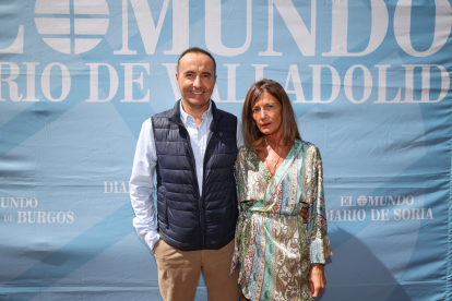 Javier Ruiz y Sofía López, representantes de la empresa de ingeniería Incosa en la caseta de Ferias de EL MUNDO./ PHOTOGENIC