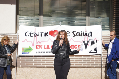 La Asociación vecinal ''Cistérniga Sí'', con el apoyo de la Plataforma en Defensa de la Sanidad Pública de Valladolid, se concentran para pedir un centro de salud en la localidad. - ICAL