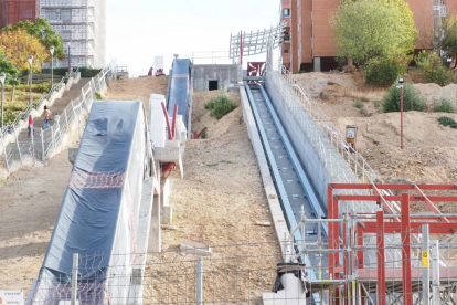 Obras del ascensor norte de Paquesol en Valladolid, al lado de Carrefour. PHOTOGENIC
