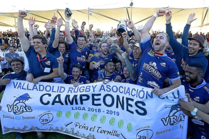 Los jugadores del VRAC Quesos Entrepinares celebran su último título, el de campeones de la pasada Liga.-J. M. LOSTAU