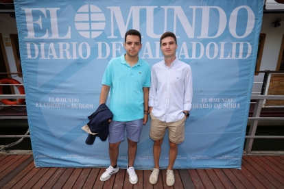 Alejandro Vega y Pablo García en la caseta de Ferias de EL MUNDO./ PHOTOGENIC