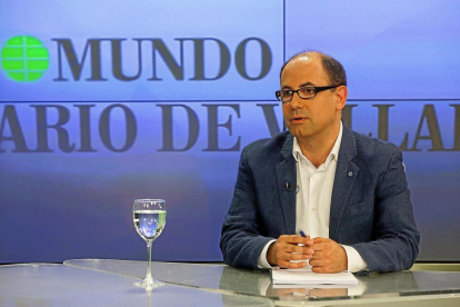 Luis Vélez durante ‘La Quinta Esquina’, programa emitido en La 8 de Valladolid.-PHOTOGENIC