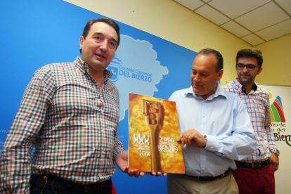 El presidente del Consejo Comarcal del Bierzo, Alfonso Arias (C), junto a los representantes de la Asociación de Restaurantes del Bierzo Adriano Cubelos (I), y Baldomero Sánchez (D)-Ical