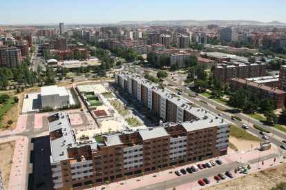 Vista aérea de un edificio de viviendas en Villa del Prado. -ARCHIVO MUNICIPAL DE VALLADOLID