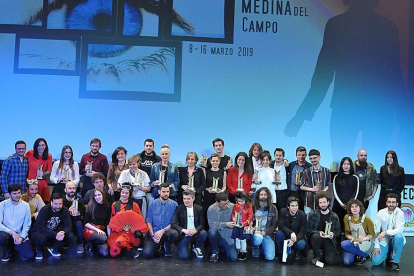 Foto de familia de los galardonados en la Semana de Cine de Medina del Campo.-S. C.M.