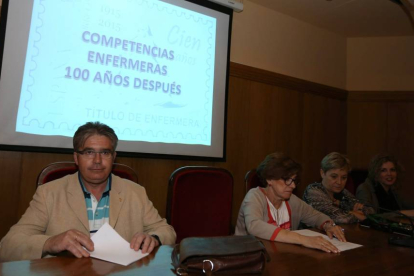 El presidente del Colegio Oficial de Enfermería, Juan Luis Badallo (I), inaugura la jornada 'Competencias enfermeras 100 años después'-ICAL