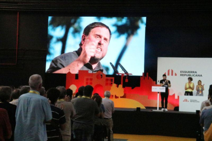 Imagen de Oriol Junqueras en una pantalla durante la conferencia nacional de ERC, este sábado.-ACN / BERNAT VILARÓ
