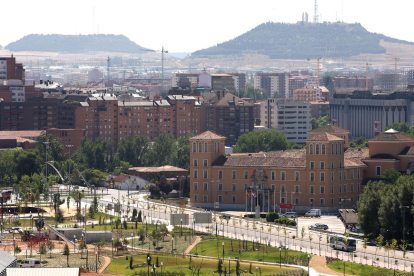 Vista aérea de la avenida Real Valladolid en Villa del Prado con la Consejería de Cultura de la Junta al fondo. -ARCHIVO MUNICIPAL DE VALLADOLID