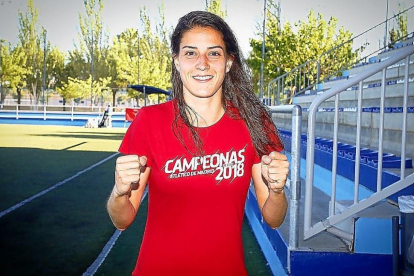 Laura Fernández posa con la camiseta que recuerda el título de Liga.-EM