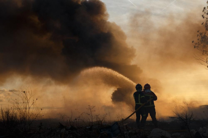 Incendio en un vertedero ilegal situado a las afueras de Zamora.-ICAL