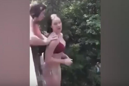 Momento en el que una joven empuja a su supuesta amiga desde un puente a 20 metros de altura /-YOUTUBE
