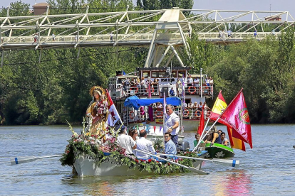 La Virgen del Carmen durante la procesión fluvial en una foto de archivo. E.M.