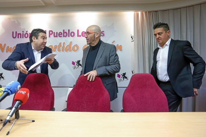 El secretario general de UPL, Luis Mariano Santos y los senadores de Compromís, Carles Mulet y Jordi Navarrete .-ICAL