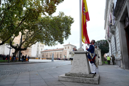 Como colofón a los actos del V centenario del inicio de la construcción del Palacio Real de Valladolid, la Cuarta Subinspección General del Ejército de Tierra organiza un arriado solemne de bandera.- ICAL