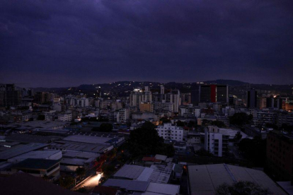 Un apagón masivo en Venezuela deja a oscuras la capital, Caracas.-AFP