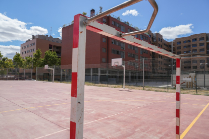 Pistas deportivas en la calle del Monasterio de Santa María de Moreruela en Villa del Prado. -J.M. LOSTAU