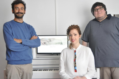 Angel Yorca, Marián Sánchez y David Ríos, integrantes del equipo de Método Sancal, posan con un piano conectado a la plataforma-EL MUNDO