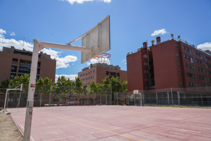 Pistas deportivas en la calle del Monasterio de Santa María de Moreruela en Villa del Prado. -J.M. LOSTAU
