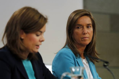 Ana Mato observa a Soraya Sáenz de Santamaría durante una rueda de prensa, en octubre del año pasado.-Foto: DAVID CASTRO